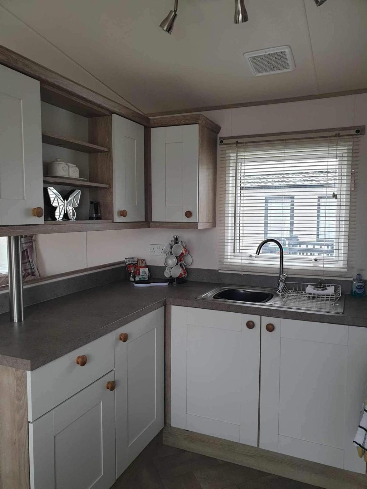 Hot Tub Luxury Caravan 23 Lancaster Lakes * Tattershall