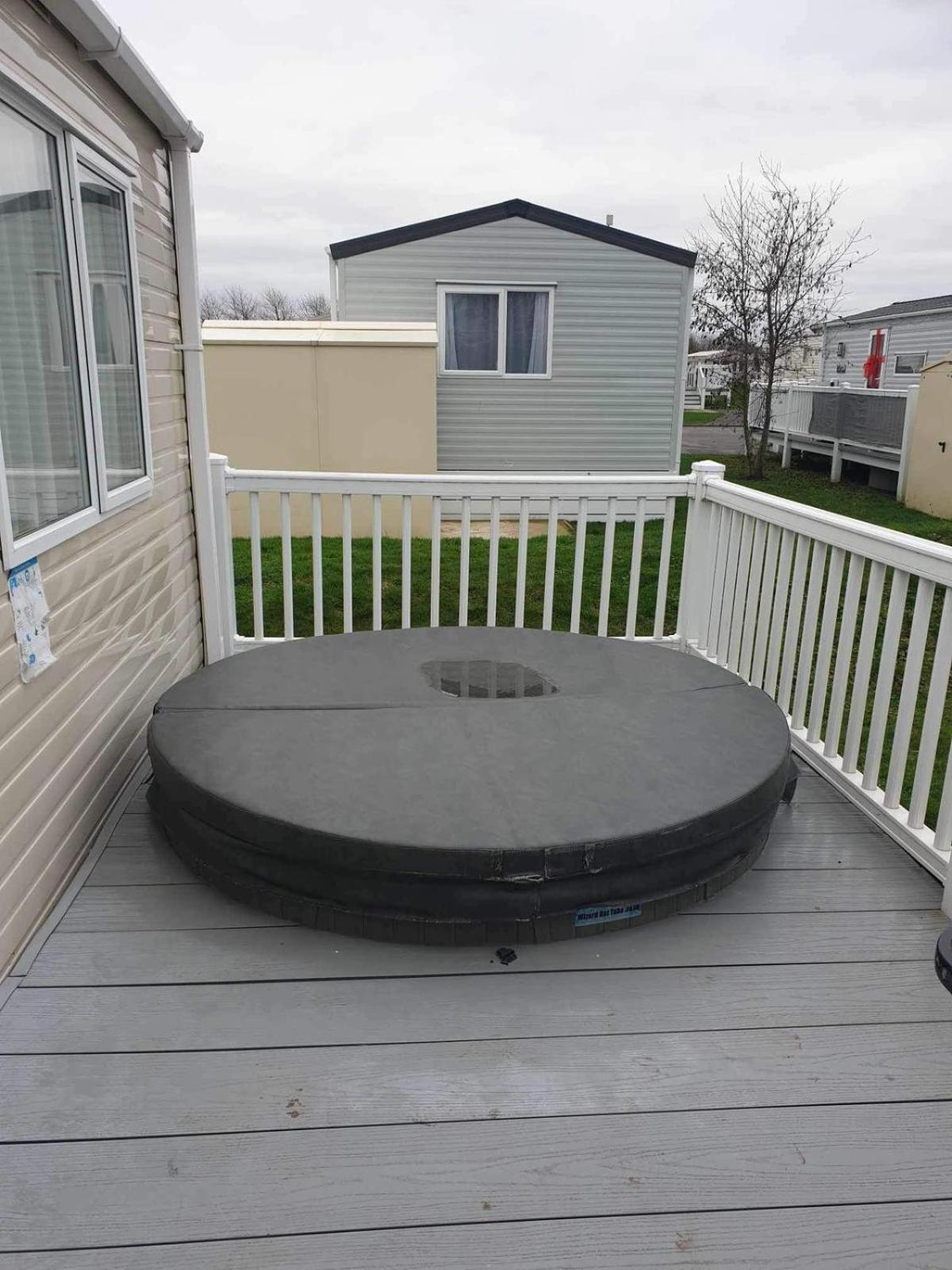 Hot Tub Luxury Caravan 23 Lancaster Lakes * Tattershall